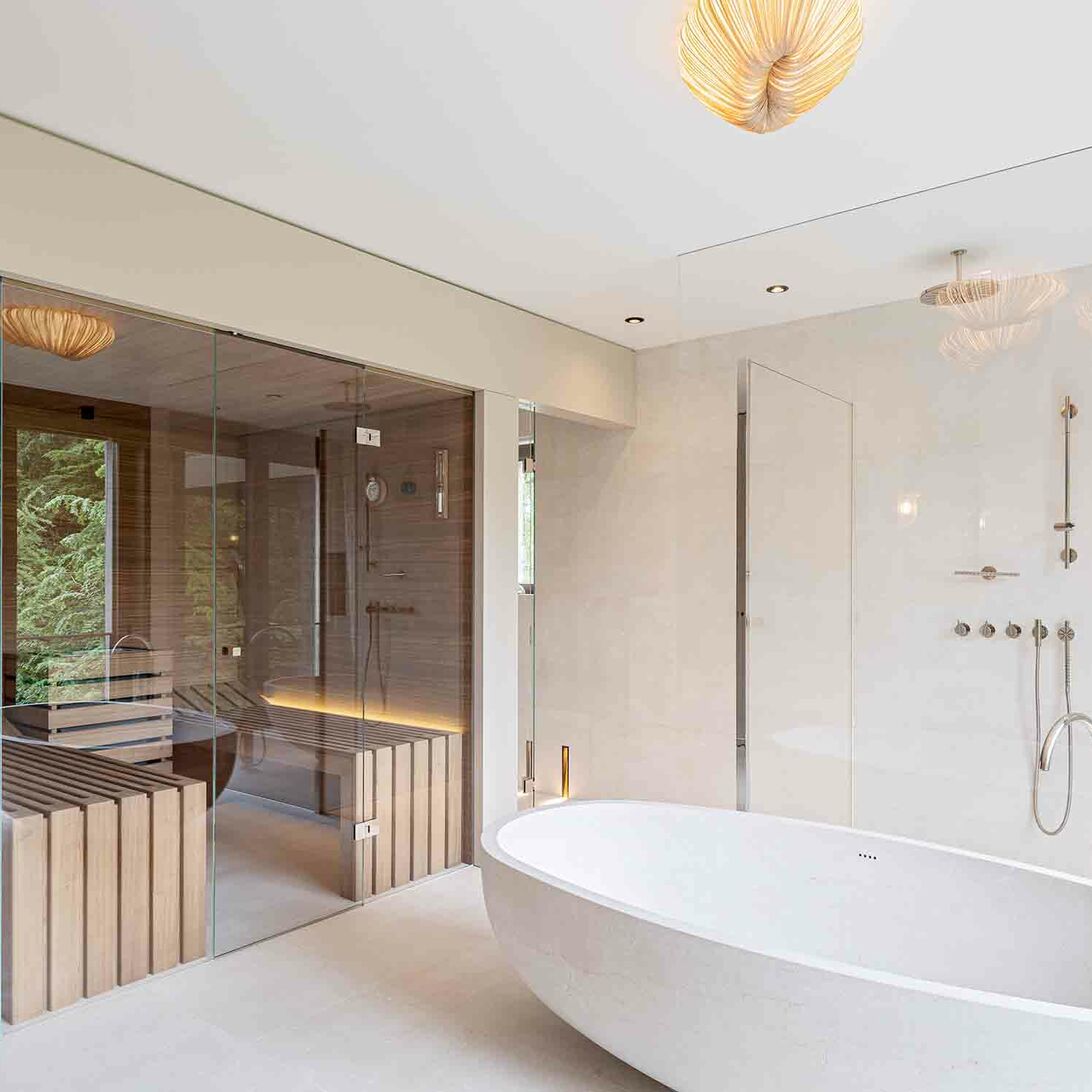 Ein modernes Badezimmer mit einer freistehenden Badewanne und einer gläsernen Sauna. Die Wände sind hell und minimalistisch gestaltet, und die Beleuchtung ist dezent und elegant. Ein modernes Badezimmer mit einer freistehenden Badewanne und einer gläsernen Sauna. Die Wände sind hell und minimalistisch gestaltet, und die Beleuchtung ist dezent und elegant.