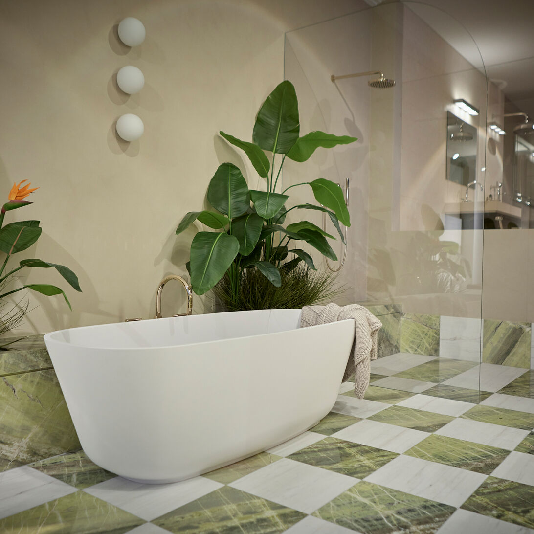 Modernes Badezimmer mit freistehender Wanne, grünen Pflanzen, gemustertem Boden und schlichter Wandgestaltung. Elegante und ruhige Atmosphäre. Modernes Badezimmer mit freistehender Wanne, grünen Pflanzen, gemustertem Boden und schlichter Wandgestaltung. Elegante und ruhige Atmosphäre.