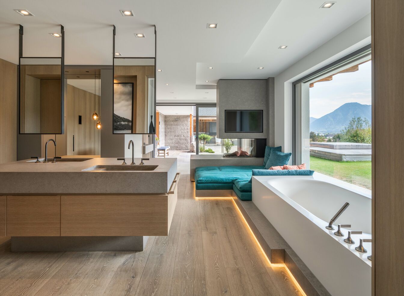 Luxuriöses Badezimmer mit großer Badewanne, Holzdetails und Panoramafenster. Bequeme Sitzecke, moderne Beleuchtung und herrlicher Ausblick. Luxuriöses Badezimmer mit großer Badewanne, Holzdetails und Panoramafenster. Bequeme Sitzecke, moderne Beleuchtung und herrlicher Ausblick.