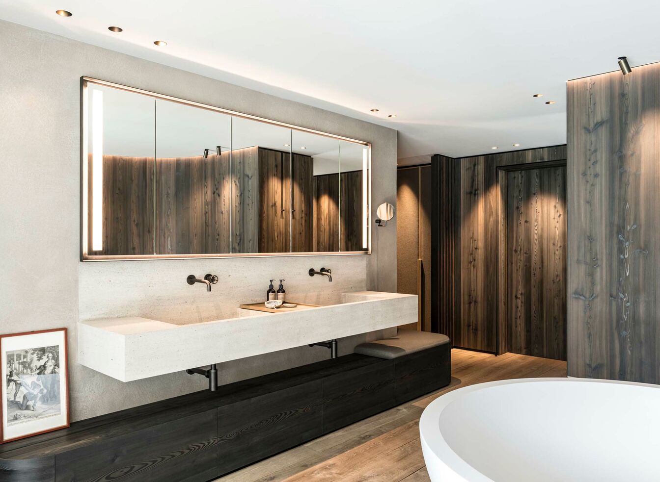 Modernes Badezimmer mit gro&szlig;em Spiegel, Doppelwaschbecken, Holzverkleidung, freistehender Badewanne und eleganter Beleuchtung. Luxuri&ouml;ses Design.