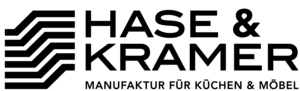 Das Bild zeigt das Logo "HASE & KRAMER" mit dem Zusatz "MANUFAKTUR FÜR KÜCHEN & MÖBEL" und einem grafischen Element links.
